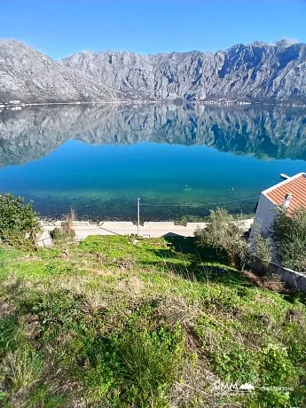 Zum Verkauf: Baugrundstück in erster Meereslinie in Stoliv, Kotor – 2.200 m²